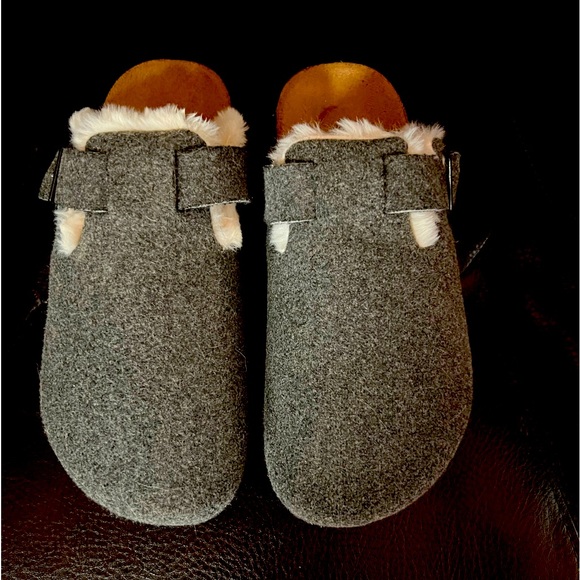 Woman’s Lined Slippers - Picture 1 of 3